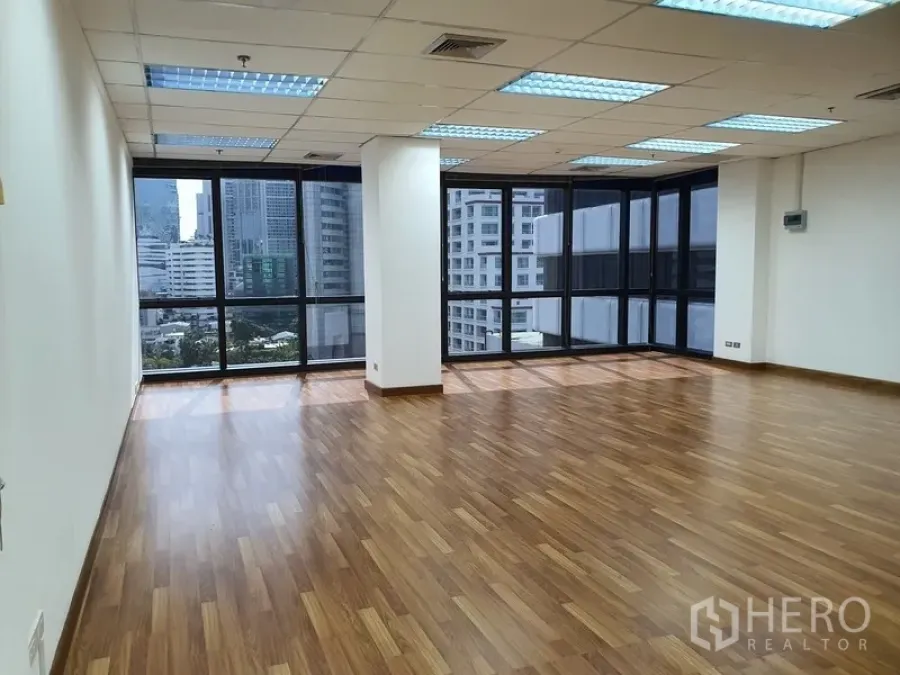 สำนักงาน ให้เช่าในWatthana, Bangkok - โซนออฟฟิศมุมกระจกพาโนรามา มองเห็นตึกสูงและพื้นที่สีเขียวสุขุมวิท