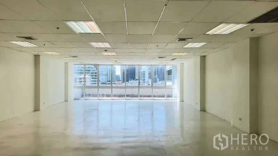 Office Space for rent in Khlong Toei, Bangkok - Bright open-plan office with full-width windows and Bangkok skyline views near Thong Lo.