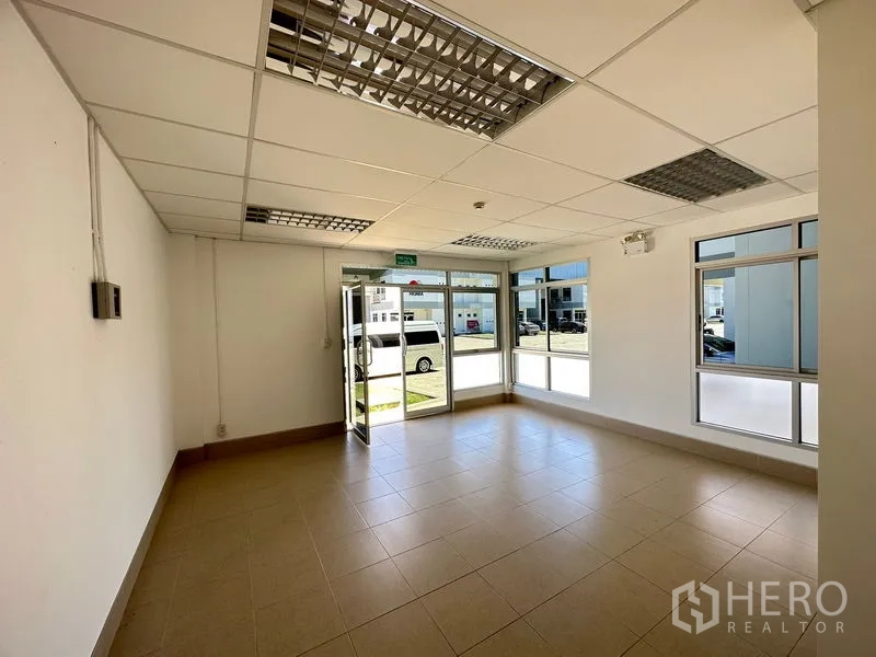Factory for rent in Bang Bo, Samut Prakan - Ground-floor reception office with glass entrance door and corner windows.