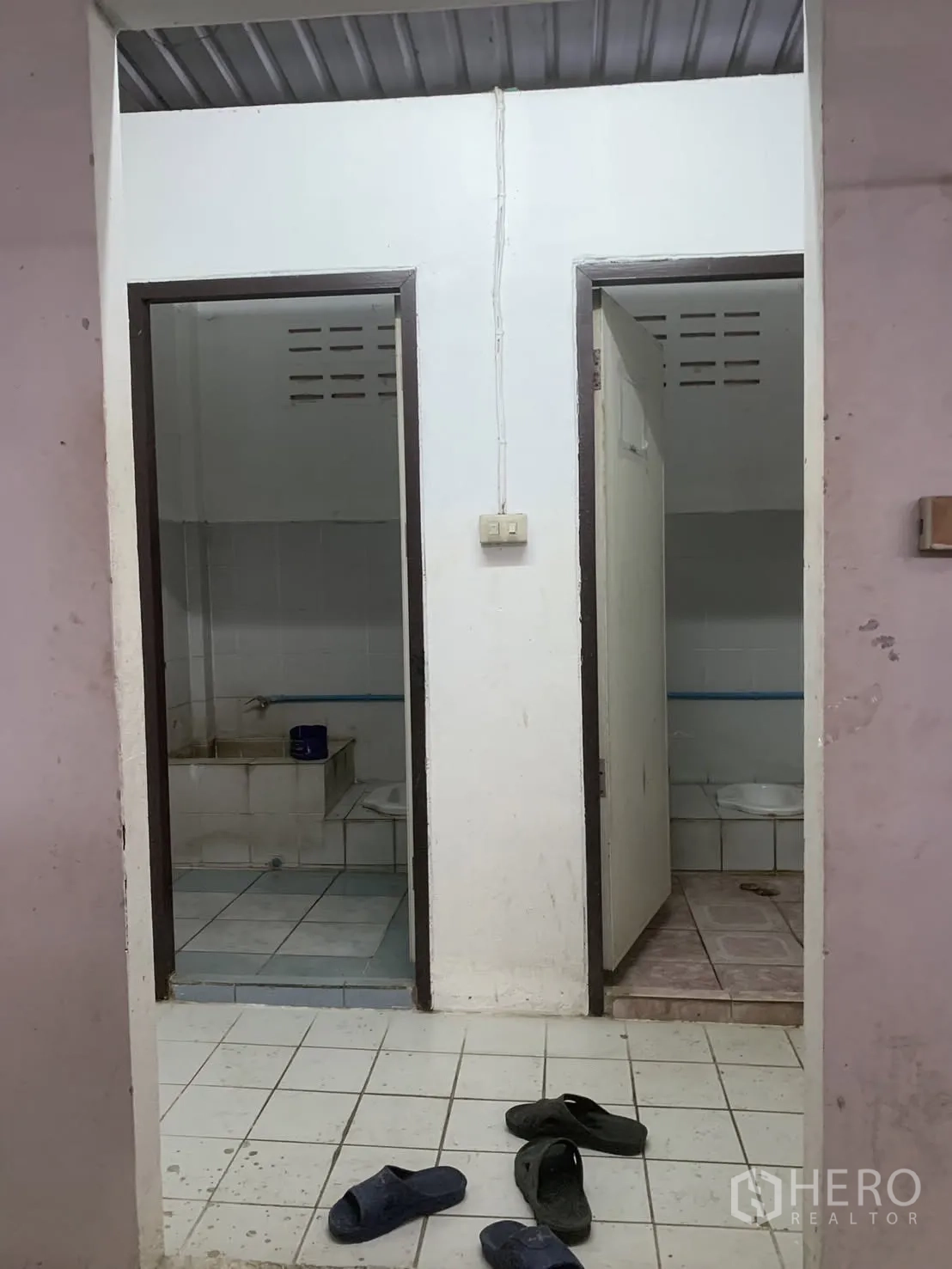 Warehouse for rent in Bang Phli, Samut Prakan - Two staff washrooms with tiled floors, including squat-style fixtures.