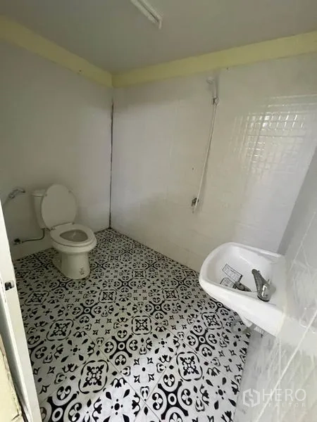 Warehouse for rent in Khlong Luang, Pathum Thani - Clean tiled bathroom with toilet, sink and shower inside the facility.