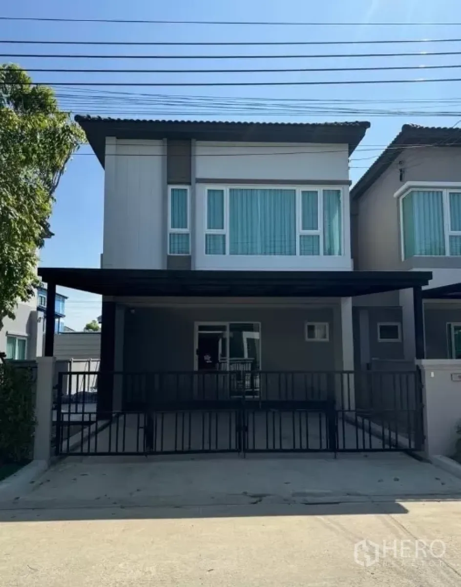 Detached House for rent in Bang Phli, Samut Prakan - Two-storey detached house exterior in Bang Phli with gated double carport.