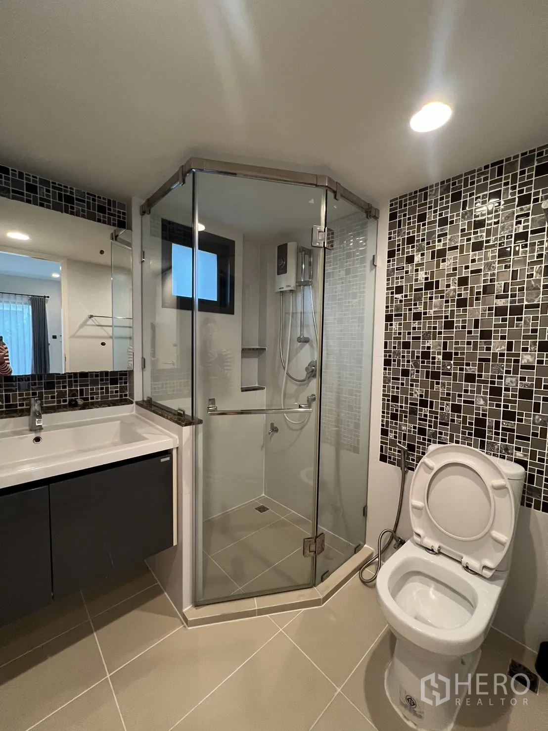 Detached House for rent in Bang Kapi, Bangkok - Bathroom with glass shower enclosure and mosaic wall tiles.