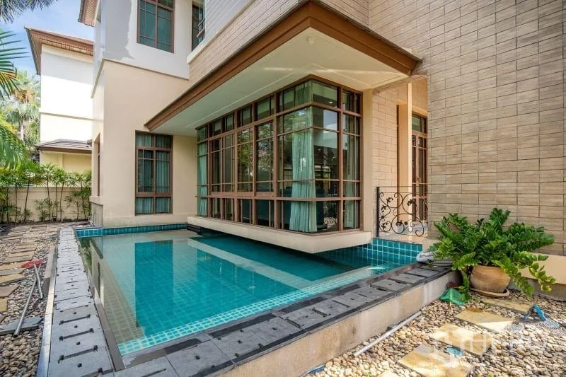 Detached House for rent in Watthana, Bangkok - Corner of the swimming pool wrapping the house with bay windows above the water.