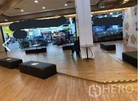 Retail Space for rent in Khlong Toei, Bangkok - Retail kiosk zone with mirrored wall, black seating blocks and well-lit shopping mall interior facing neighboring stores.