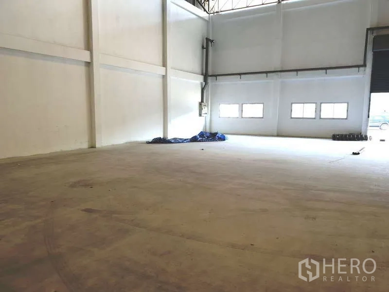 工厂 出租在Bang Bo, Samut Prakan - 靠近装卸口的大面积开放地坪，侧窗引入自然采光。