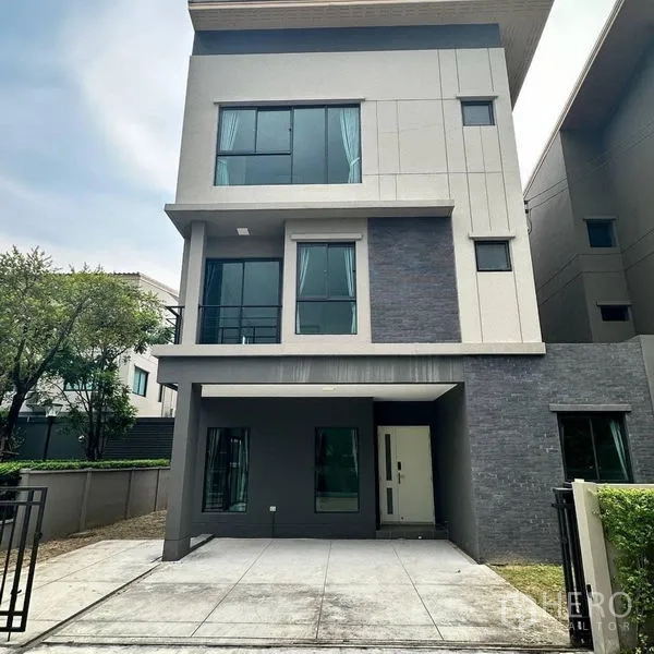 Detached House for rent in Khan Na Yao, Bangkok - Front exterior of modern three‑storey detached house with covered parking.