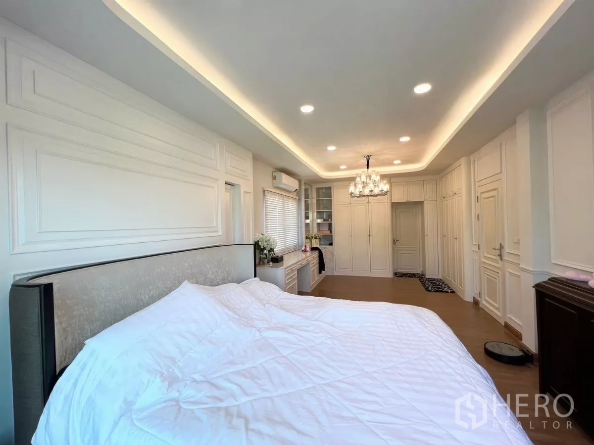 Detached House for rent in Bang Phli, Samut Prakan - Spacious bedroom with chandelier, built-in wardrobes and dressing area.