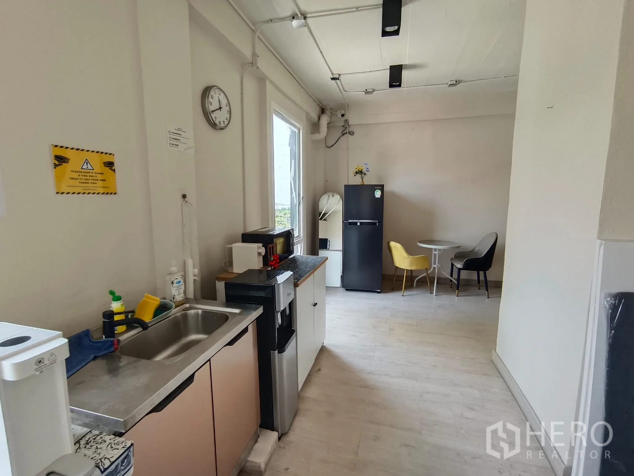 Shophouse for rent in Watthana, Bangkok - Pantry with sink, refrigerator, microwave and small dining table.
