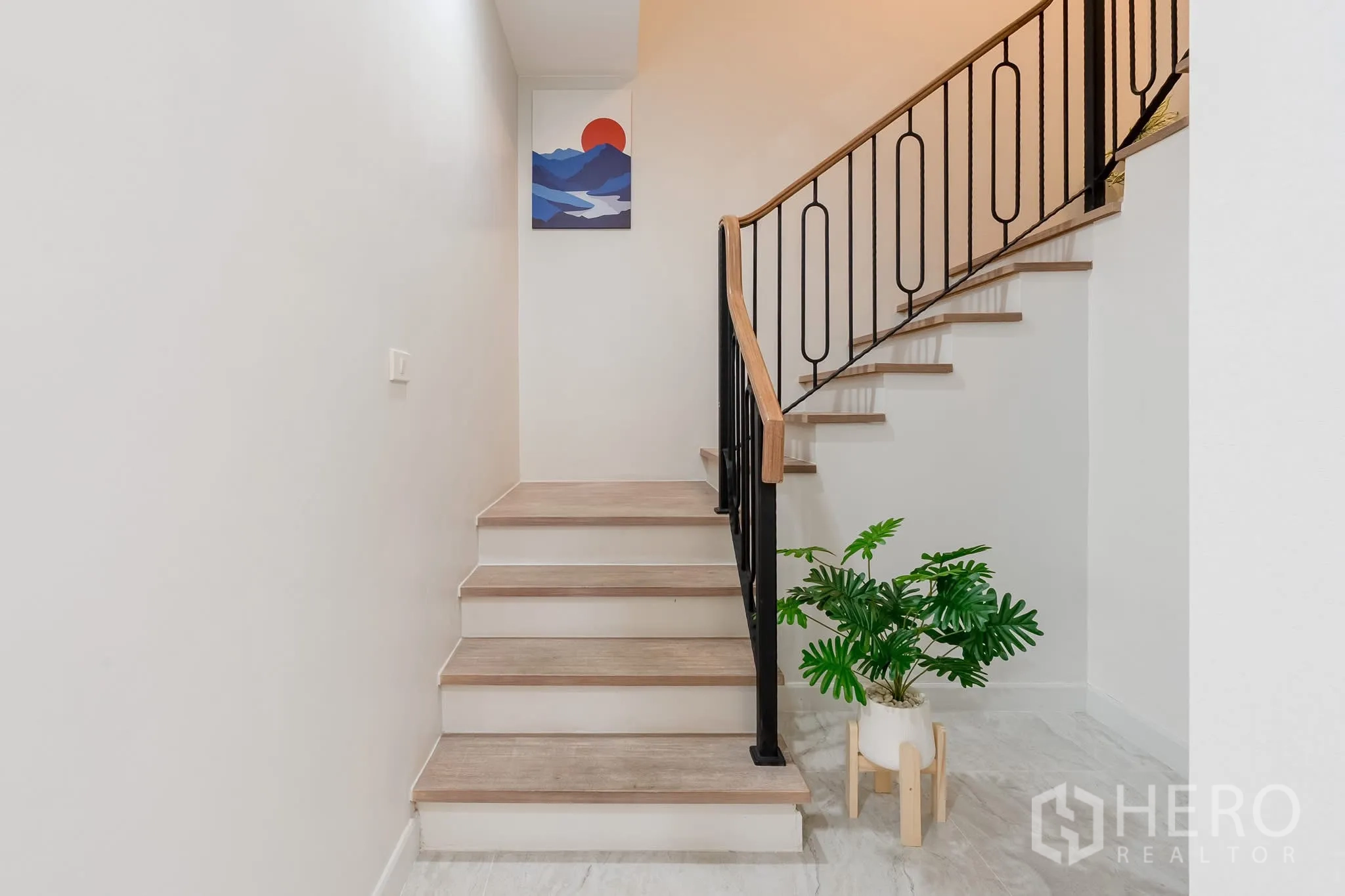 โฮมออฟฟิศ for rent in Khlong Toei, Bangkok - ชานพักบันไดชั้นล่างมีต้นไม้กระถางและราวเหล็ก