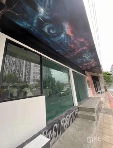 店屋 出租在Watthana, Bangkok - 一层临街橱窗与雨棚，沿人行道的店面。