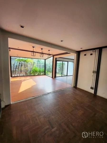 สำนักงานที่บ้าน ให้เช่าในLat Phrao, Bangkok - สตูดิโอเปิดโล่ง โคมไฟแขวน ผนังกระจกบานเลื่อนเต็มสูง เปิดออกสู่เทอเรซสวน