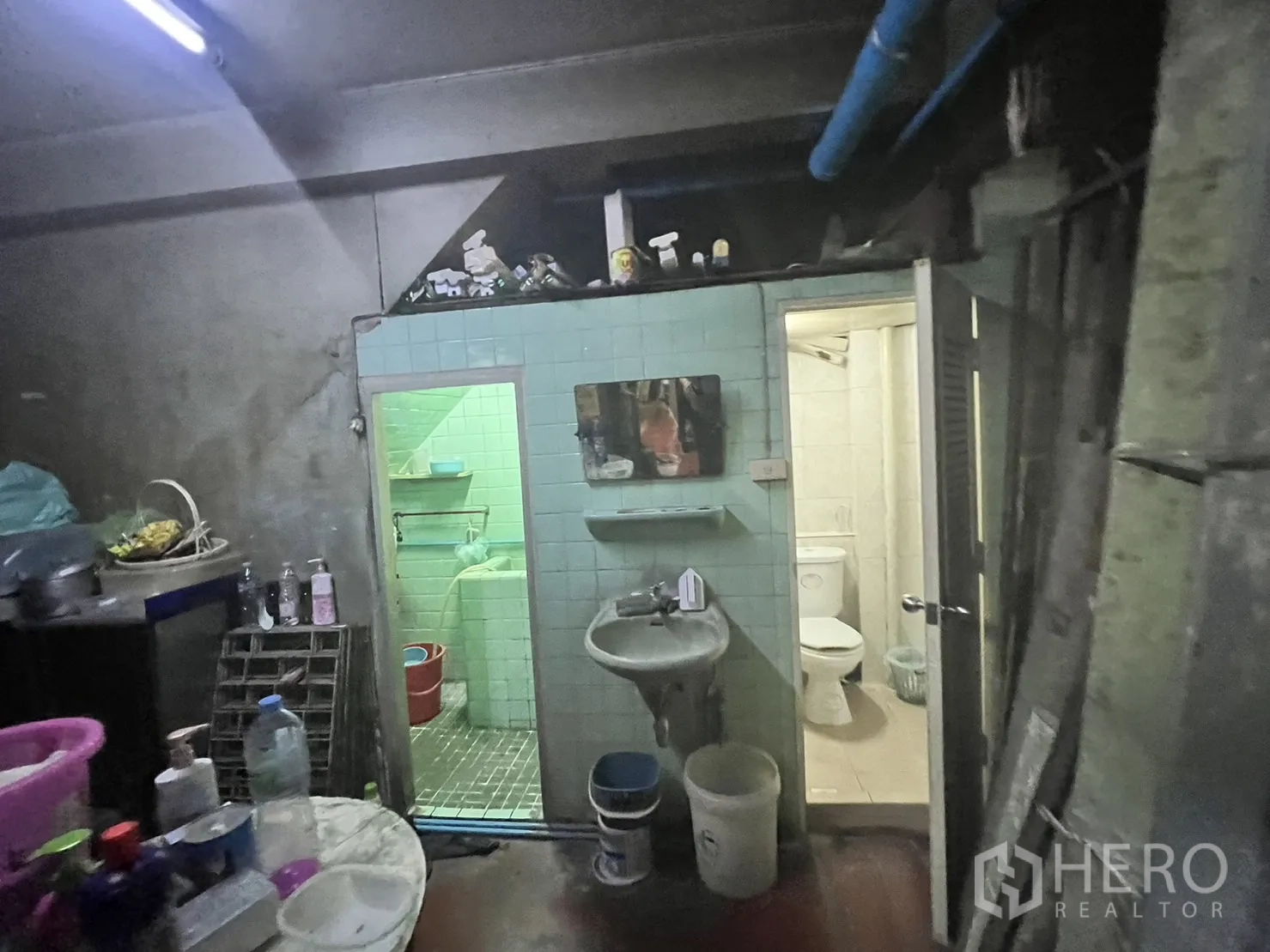 零售空间 出租在Watthana, Bangkok - 后勤卫生区，瓷砖洗手台与独立卫生间