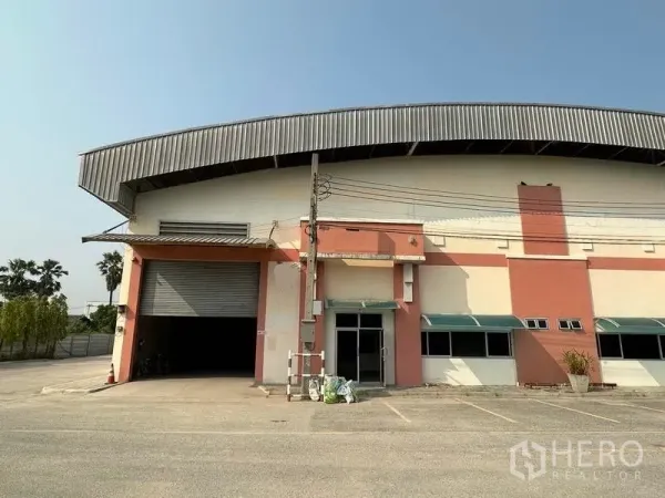 โรงงาน ให้เช่าในBang Phli, Samut Prakan - ภาพด้านหน้าคลังสินค้าโรงงาน มีลานจอดรถและช่องโหลด