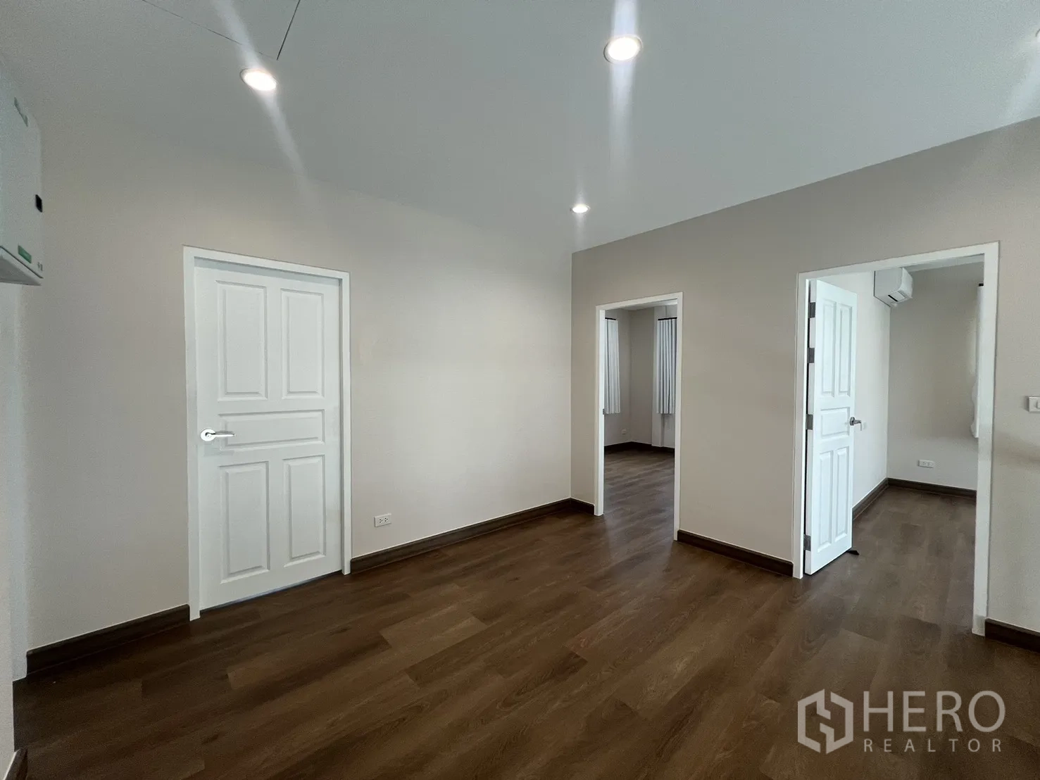 Detached House for rent in Mueang Samut Prakan, Samut Prakan - Spacious minimalist bathroom with window and wall-hung vanity.