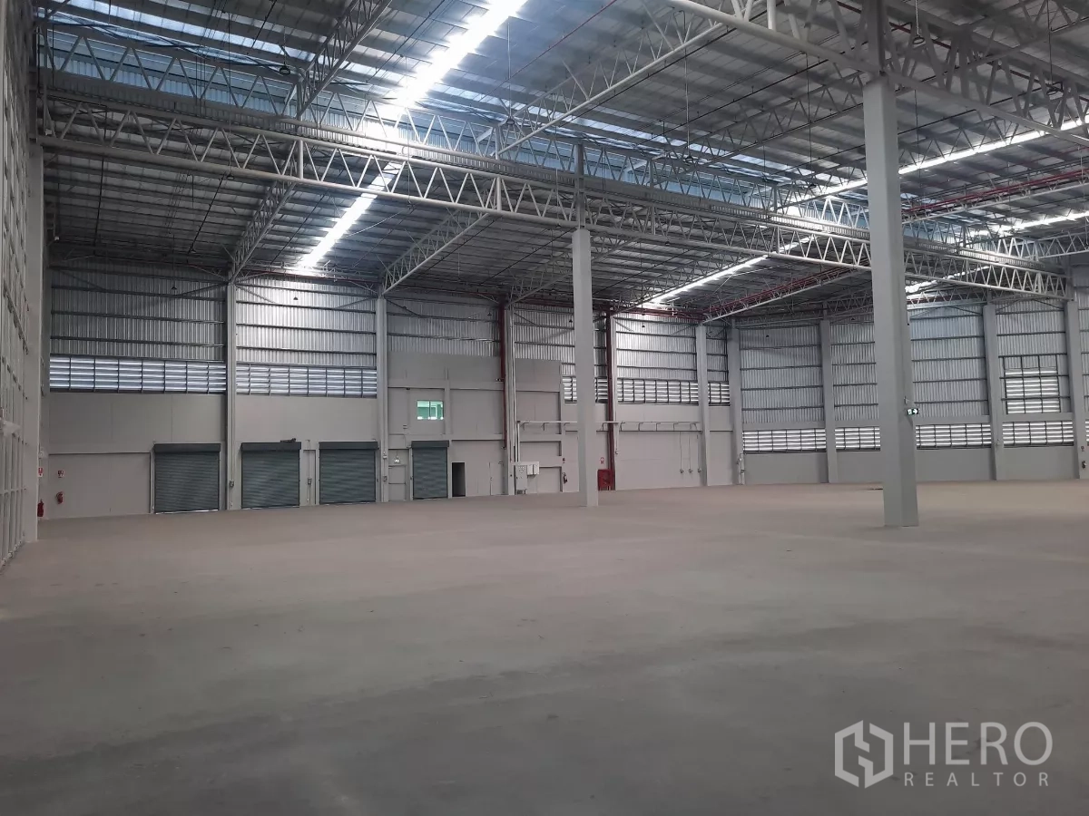 工厂 出租在Bang Lamung, Chon Buri - 大型存储区，数个卷帘门与安全出口