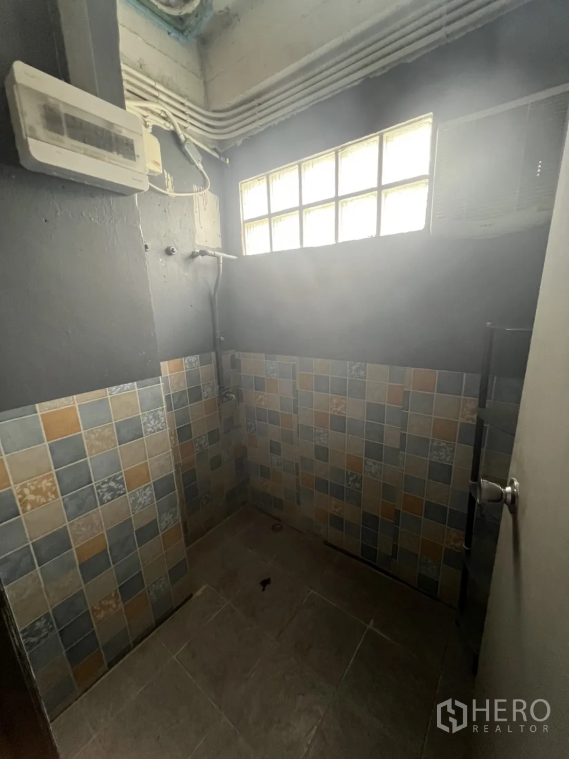 Retail Space for rent in Watthana, Bangkok - Utility or shower room with patterned tiles and a glass-block window.