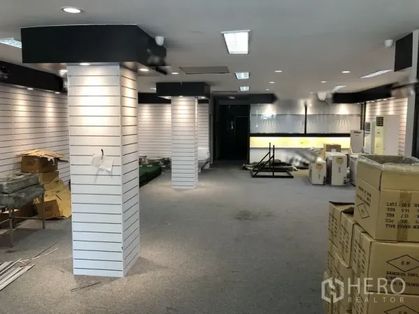 Retail Space for rent in Khlong Toei, Bangkok - Spacious retail interior with slatwall display panels, columns and ample lighting.
