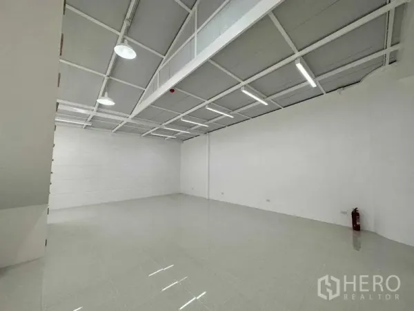 办公空间 出租或出售在Khlong Toei, Bangkok - 开放式白色办公层，亮面瓷砖地、LED灯带与灭火器。
