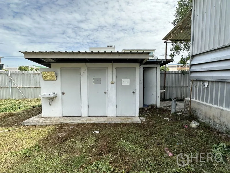 Warehouse for rent in Min Buri, Bangkok - External staff restroom block with sink beside the warehouse yard.