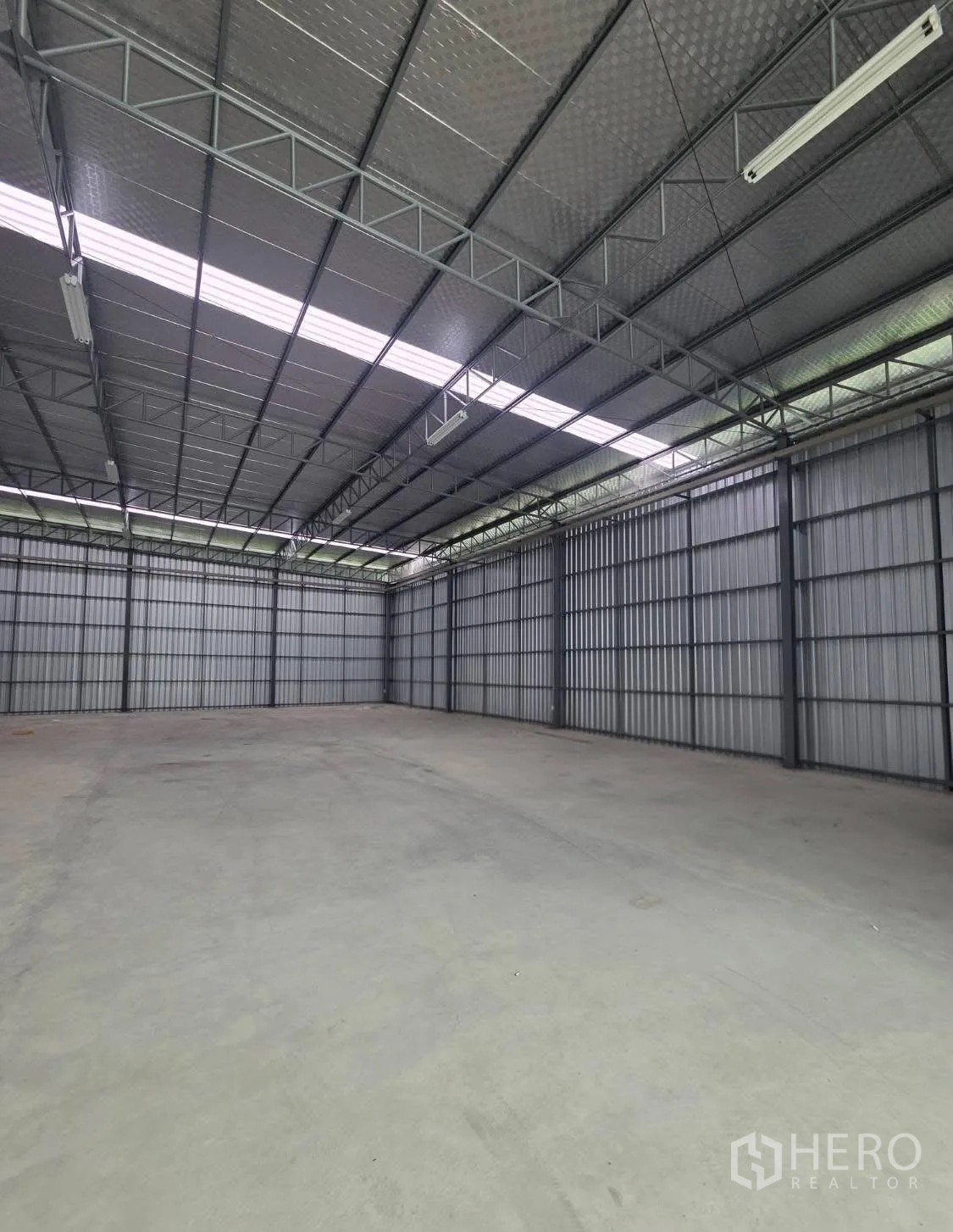 โรงงาน for rent in Mueang Samut Prakan, Samut Prakan - ภายในโกดังโล่ง หลังคาสูงติดฉนวนและแผ่นรับแสง