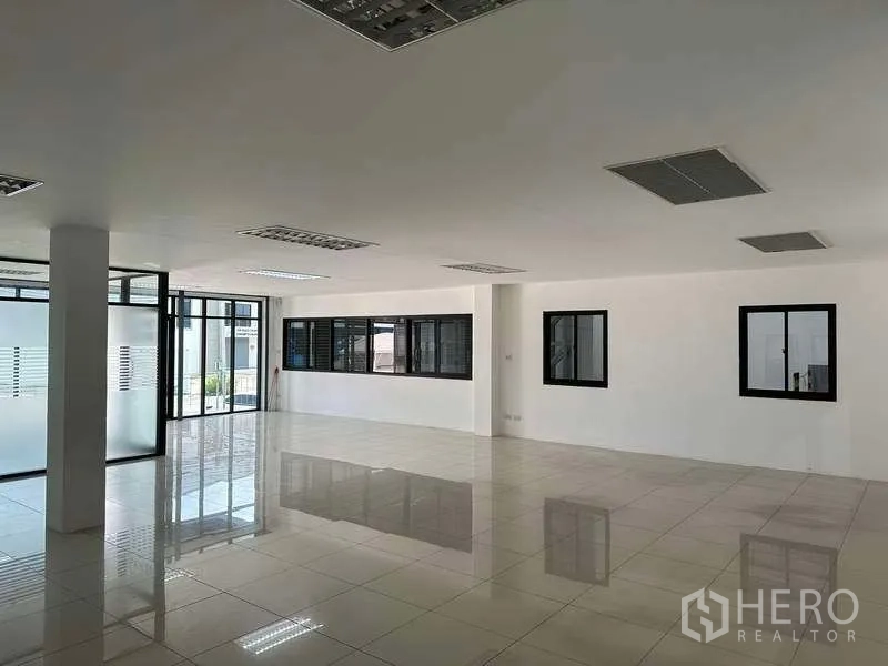 工厂 出租或出售在Bang Phli, Samut Prakan - 开放式办公室，设有面向仓库的窗和推拉玻璃入口。