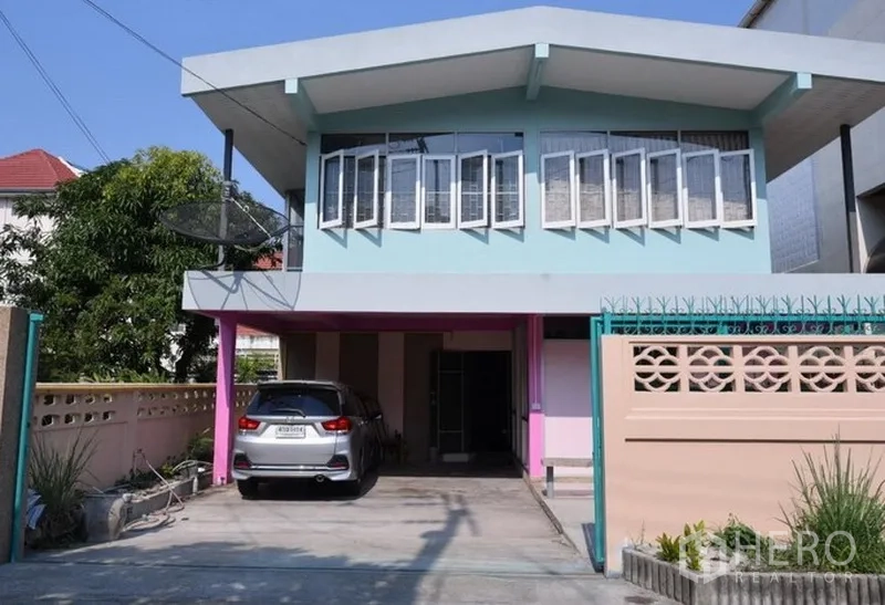 Detached House for rent in Bang Na, Bangkok - Two-storey detached house in Bang Na with gated driveway and covered carport.