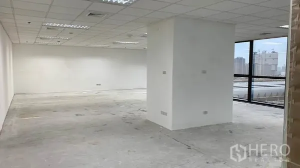Office Space for rent in Ratchathewi, Bangkok - Open office area with a central structural column and panoramic windows.