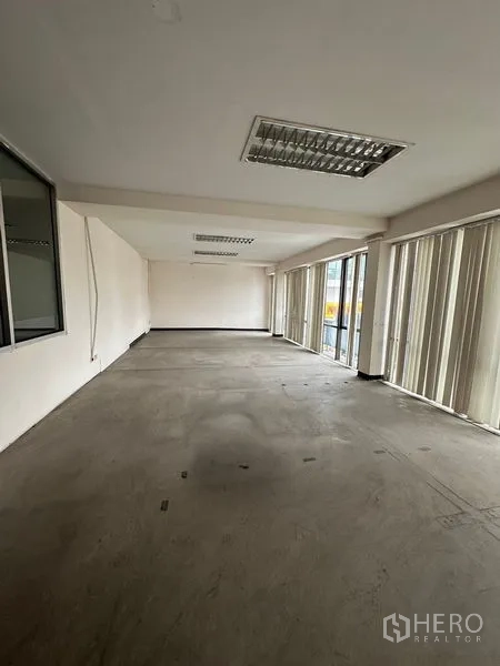 货栈 出租在Suan Luang, Bangkok - 楼层空房，落地窗与竖百叶，适合办公室或储物。
