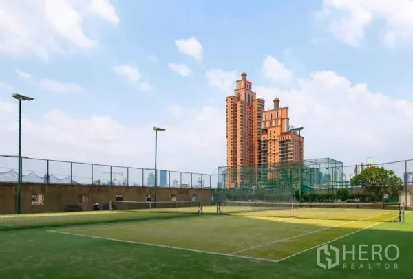 Condominium for rent in Khlong Toei, Bangkok - Outdoor rooftop tennis court with wide city views at a Khlong Toei condominium.
