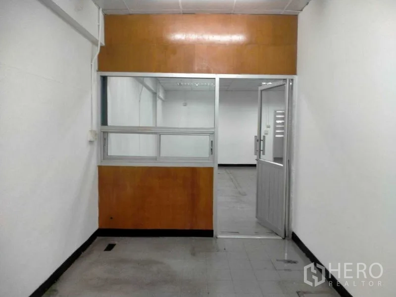 货栈 出租在Bang Phli, Samut Prakan - 小型内部办公室，带滑窗与连通门
