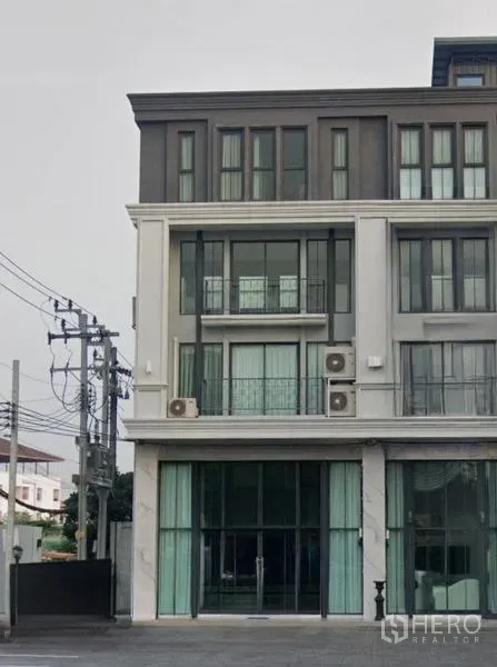Home Office for rent in Suan Luang, Bangkok - Four-storey modern home office facade with floor-to-ceiling windows in Suan Luang, Bangkok.