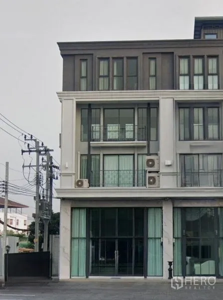 Home Office for rent in Suan Luang, Bangkok - Four-storey modern home office facade with floor-to-ceiling windows in Suan Luang, Bangkok.