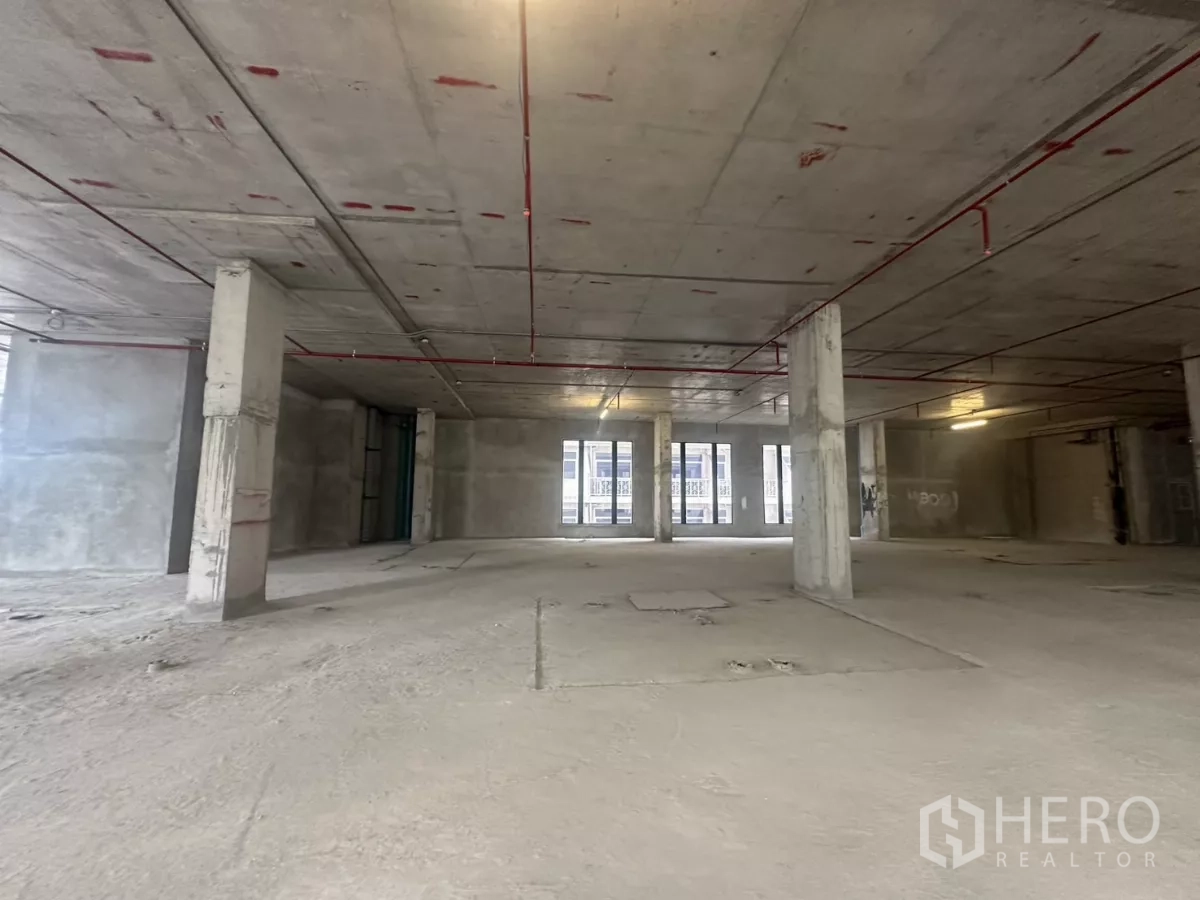 Retail Space for rent in Watthana, Bangkok - Wide floor plate with central columns and full‑height windows ready for tenant fit‑out.