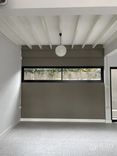 Home Office for rent in Khlong Toei, Bangkok - Minimalist room with long clerestory window and beamed ceiling