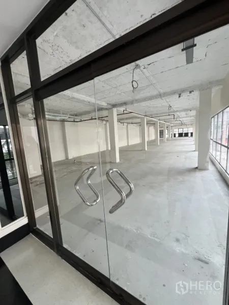 Retail Space for rent in Watthana, Bangkok - Glass double-door entrance opening to a large open-plan retail floor.