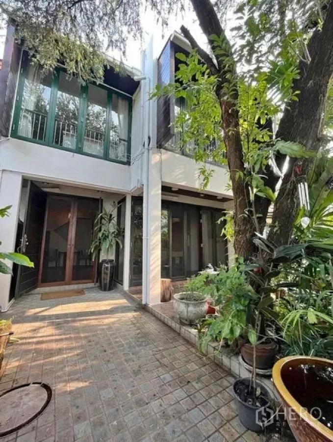 联排别墅 出租在Phaya Thai, Bangkok - 联排别墅外观，铺砖庭院、成树与盆栽。