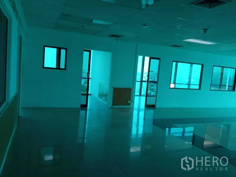 Office Space for rent in Huai Khwang, Bangkok - Spacious open office area with interior glass doors, windows and glossy tile flooring.