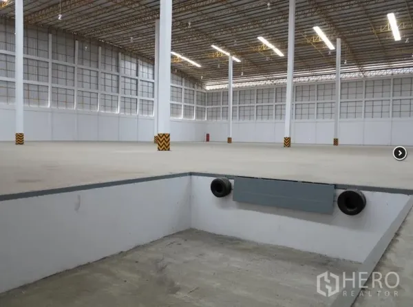 Warehouse for rent in Lopburi - Raised loading platform with interior dock pit for level truck access inside the warehouse