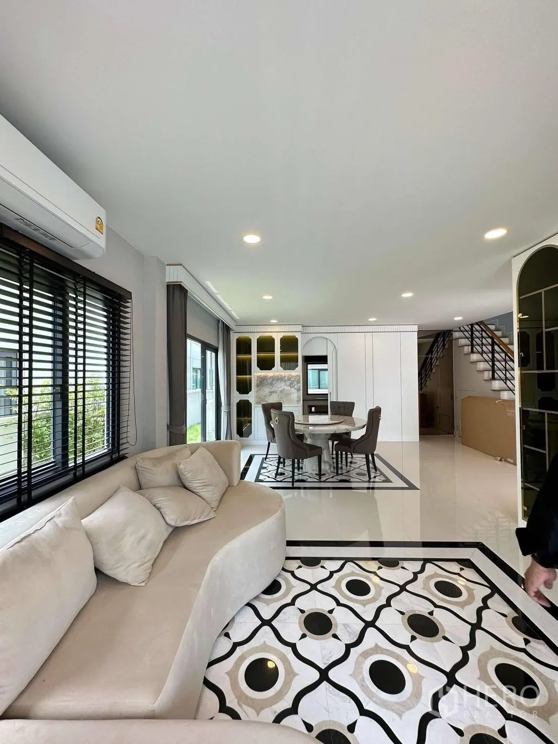 Detached House for rent in Bang Phli, Samut Prakan - Open-plan lounge and dining area with large windows and glossy floors.