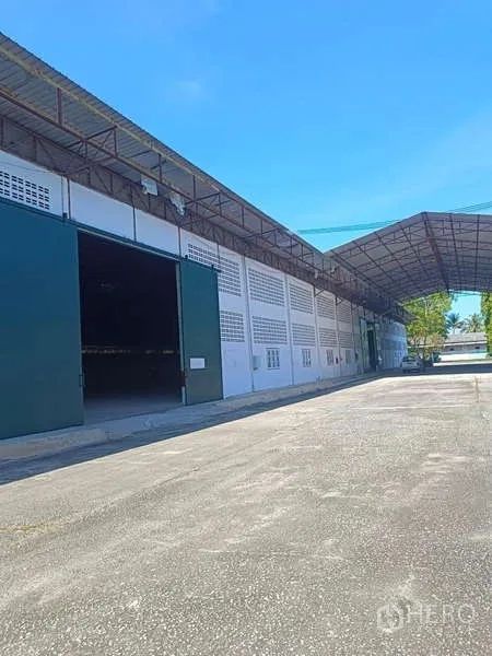 Warehouse for rent in Mueang Rayong, Rayong - Long warehouse facade with multiple bays and a roof canopy.