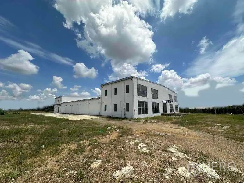 Warehouse for rent in Sai Noi, Nonthaburi - Two-storey white warehouse with office on an expansive plot under blue skies in Sai Noi, Nonthaburi.
