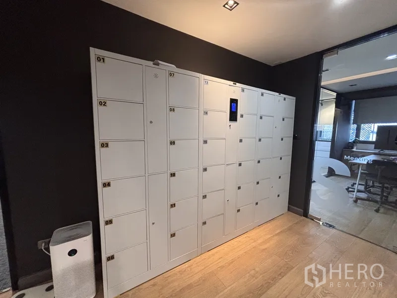 ออฟฟิศ for rent in Bang Rak, Bangkok - ตู้ล็อกเกอร์สีขาวหลายช่องสำหรับพนักงานข้างห้องประชุม