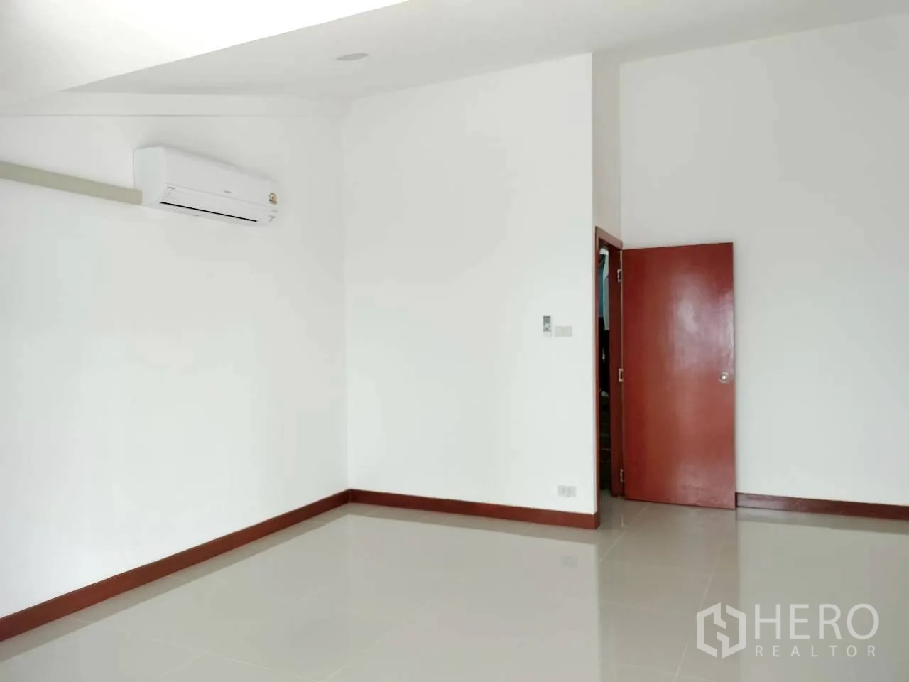 โฮมออฟฟิศ for rent in Watthana, Bangkok - ห้องสีขาวปูกระเบื้องเงาพร้อมเครื่องปรับอากาศติดผนัง