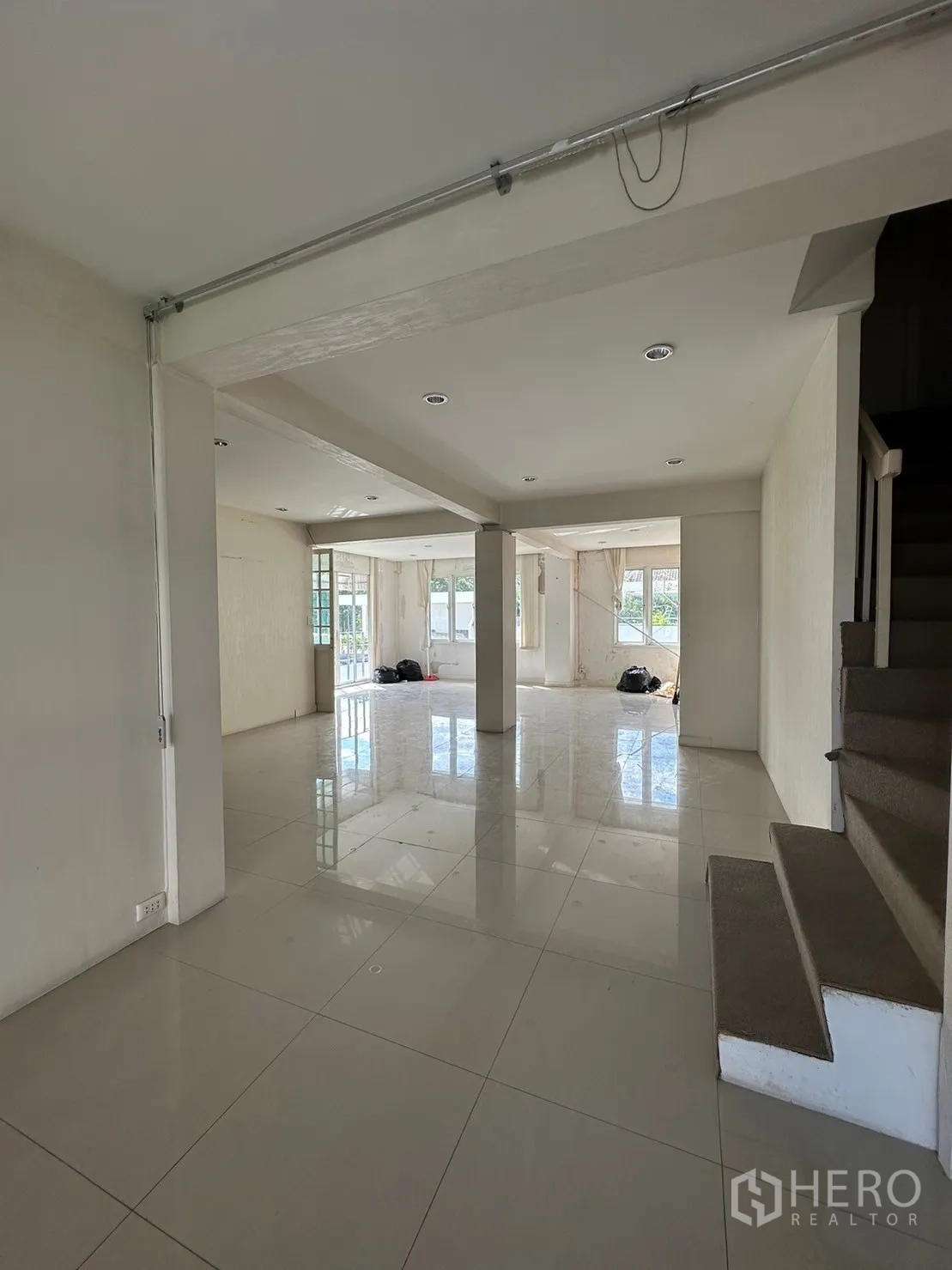 Retail Space for rent in Watthana, Bangkok - Ground-floor retail area with glossy white tiles and support columns