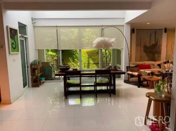 独立式住宅 出售在Suan Luang, Bangkok - 餐区紧邻推拉落地门，外望绿色垂直景墙，并连接休闲角落。