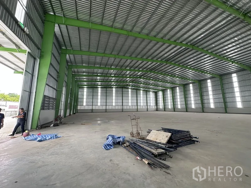 Warehouse for rent in Wang Noi, Phra Nakhon Si Ayutthaya - Entrance bay of the warehouse with a large opening and spacious loading area.