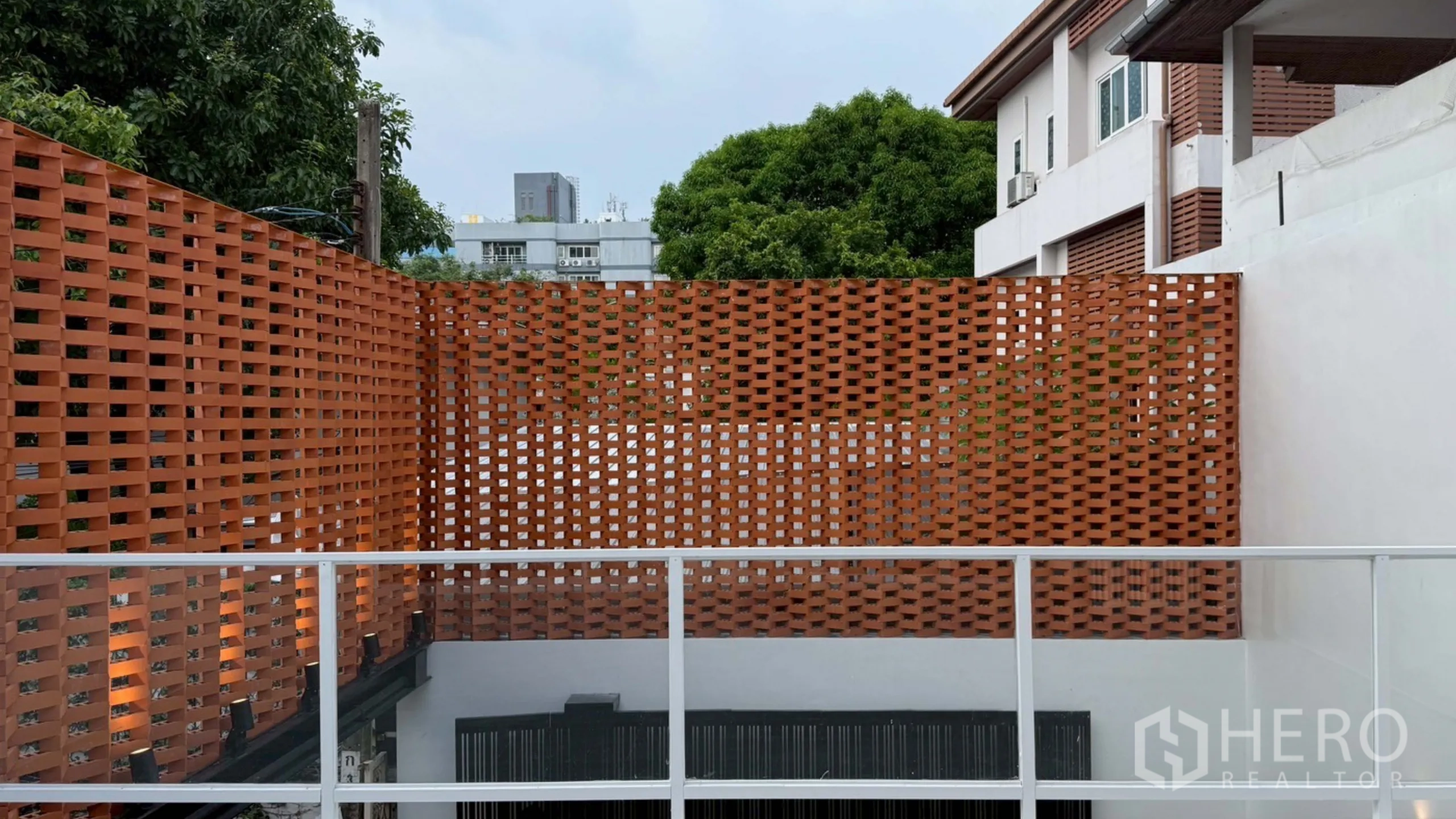 带办公室的家 出租在Watthana, Bangkok - 露台红陶镂空隐私墙细节。