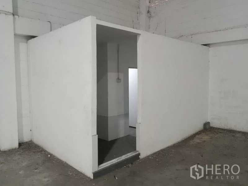 Factory for rent in Samut Prakan - Additional restroom or utility room within the warehouse.