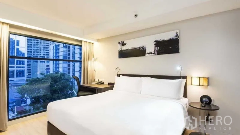 房间 出租在Watthana, Bangkok - 卧室设大窗与城市天际线景观，配大床。
